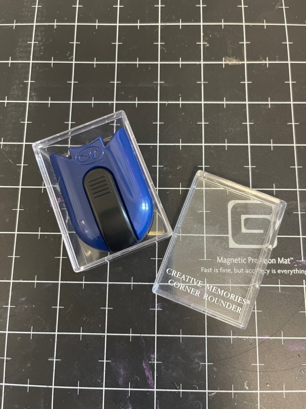 CREATIVE MEMORIES Corner Rounder with Case